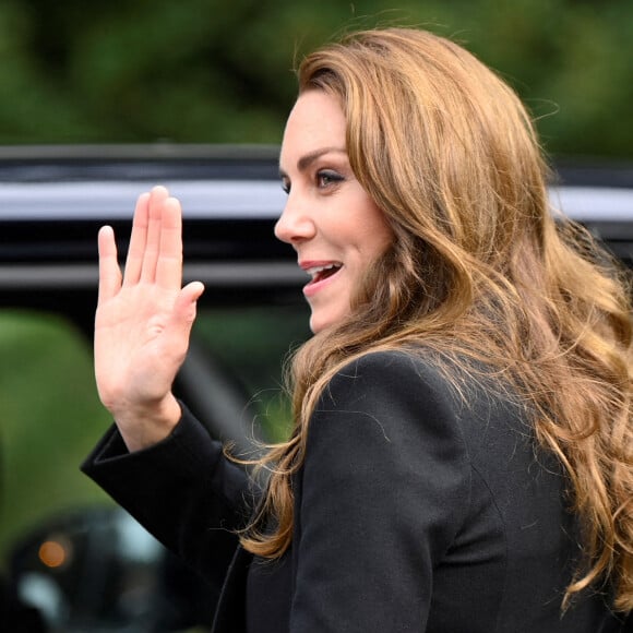 Le prince William, prince de Galles, et Catherine (Kate) Middleton, princesse de Galles regardent les hommages floraux laissés par les membres du public aux portes de Sandringham House à Norfolk, Royaume Uni, le 15 septembre 2022, après la mort de la reine Elisabeth II. 