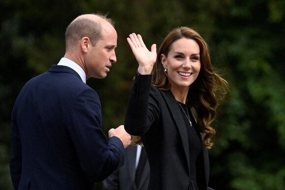 Le prince William, prince de Galles, et Catherine (Kate) Middleton, princesse de Galles regardent les hommages floraux laissés par les membres du public aux portes de Sandringham House à Norfolk, Royaume Uni, le 15 septembre 2022, après la mort de la reine Elisabeth II. 