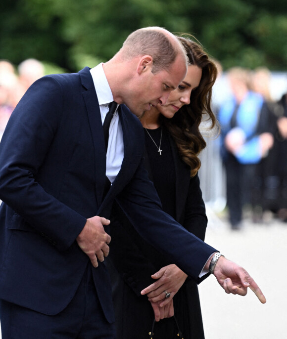 Le prince William, prince de Galles, et Catherine (Kate) Middleton, princesse de Galles regardent les hommages floraux laissés par les membres du public aux portes de Sandringham House à Norfolk, Royaume Uni, le 15 septembre 2022, après la mort de la reine Elisabeth II. 