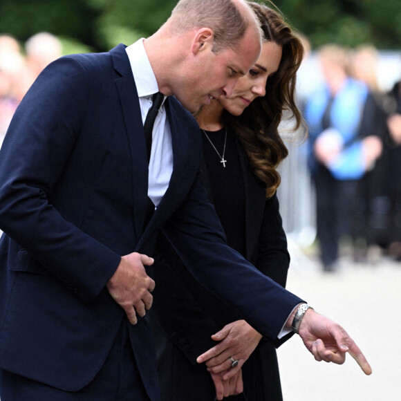 Le prince William, prince de Galles, et Catherine (Kate) Middleton, princesse de Galles regardent les hommages floraux laissés par les membres du public aux portes de Sandringham House à Norfolk, Royaume Uni, le 15 septembre 2022, après la mort de la reine Elisabeth II. 