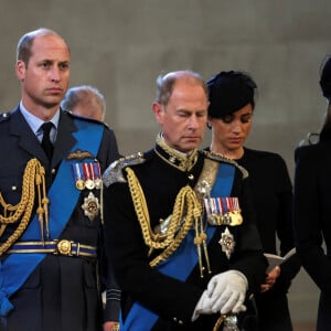 Le prince Edward, comte de Wessex, le prince de Galles William, Kate Catherine Middleton, princesse de Galles, le prince Harry, duc de Sussex, Meghan Markle, duchesse de Sussex - Intérieur - Procession cérémonielle du cercueil de la reine Elisabeth II du palais de Buckingham à Westminster Hall à Londres. Le 14 septembre 2022 