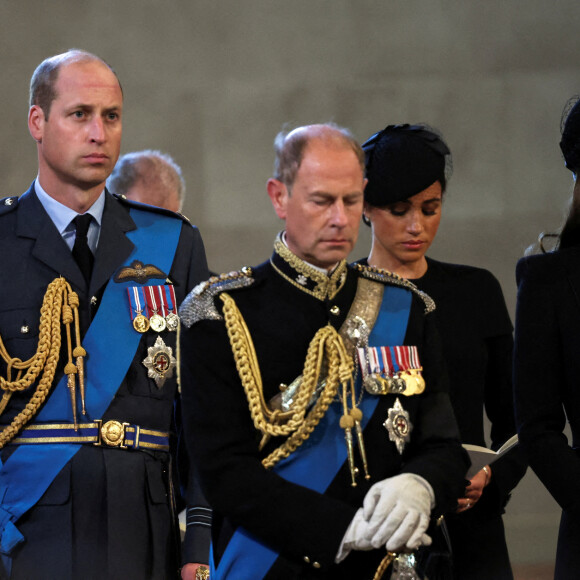 Le prince Edward, comte de Wessex, le prince de Galles William, Kate Catherine Middleton, princesse de Galles, le prince Harry, duc de Sussex, Meghan Markle, duchesse de Sussex - Intérieur - Procession cérémonielle du cercueil de la reine Elisabeth II du palais de Buckingham à Westminster Hall à Londres. Le 14 septembre 2022 