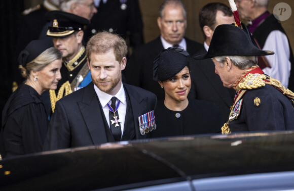 Le prince Harry et Meghan Markle - Procession cérémonielle du cercueil de la reine Elisabeth II du palais de Buckingham à Westminster Hall à Londres le 14 septembre 2022. 