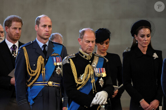 Le prince Edward, comte de Wessex, le prince de Galles William, Kate Catherine Middleton, princesse de Galles, le prince Harry, duc de Sussex, Meghan Markle, duchesse de Sussex - Intérieur - Procession cérémonielle du cercueil de la reine Elisabeth II du palais de Buckingham à Westminster Hall à Londres. Le 14 septembre 2022 