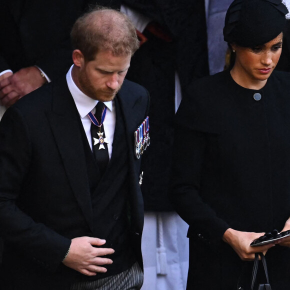 Le prince Harry, duc de Sussex et Meghan Markle, duchesse de Sussex - Sortie - Procession cérémonielle du cercueil de la reine Elisabeth II du palais de Buckingham à Westminster Hall à Londres, où les Britanniques et les touristes du monde entier pourront lui rendre hommage jusqu'à ses obsèques prévues le 19 septembre 2022. Le 14 septembre 2022. 