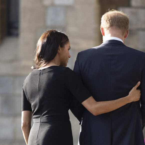 Le prince Harry, duc de Sussex, Meghan Markle, duchesse de Sussex à la rencontre de la foule devant le château de Windsor, suite au décès de la reine Elisabeth II d'Angleterre. Le 10 septembre 2022 