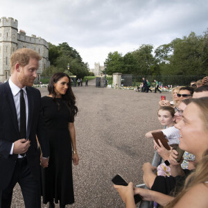 Le prince Harry, duc de Sussex, Meghan Markle, duchesse de Sussex à la rencontre de la foule devant le château de Windsor, suite au décès de la reine Elisabeth II d'Angleterre. Le 10 septembre 2022.