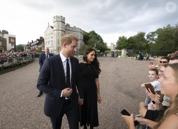 Le prince Harry, duc de Sussex, Meghan Markle, duchesse de Sussex à la rencontre de la foule devant le château de Windsor, suite au décès de la reine Elisabeth II d'Angleterre. Le 10 septembre 2022.