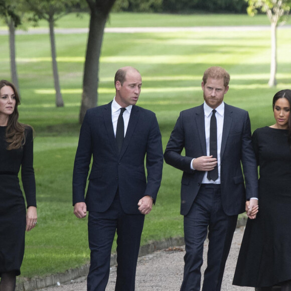 Le prince de Galles William, la princesse de Galles Kate Catherine Middleton, le prince Harry, duc de Sussex, Meghan Markle, duchesse de Sussex à la rencontre de la foule devant le château de Windsor, suite au décès de la reine Elisabeth II d'Angleterre. Le 10 septembre 2022.