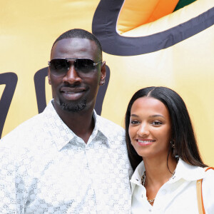 Omar Sy et sa fille Selly lors du défilé de mode Homme printemps-été 2023 Louis Vuitton dans la cour Carrée du Louvre à Paris, France, le 23 juin 2022. © Bertrand Rindoff/Bestimage 