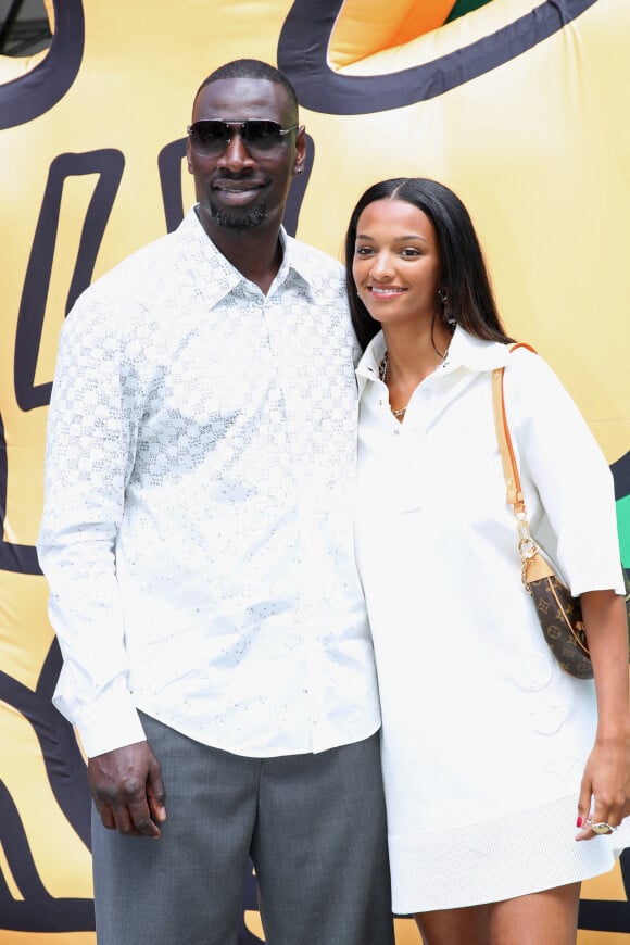 Omar Sy et sa fille Selly lors du défilé de mode Homme printemps-été 2023 Louis Vuitton dans la cour Carrée du Louvre à Paris, France, le 23 juin 2022. © Bertrand Rindoff/Bestimage 