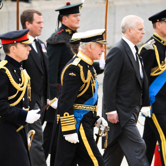 Le prince Edward, comte de Wessex, Peter Phillips, Le roi Charles III d'Angleterre,Le prince Andrew, duc d'York, Le prince Harry, duc de Sussex - Arrivées au service funéraire à l'Abbaye de Westminster pour les funérailles d'Etat de la reine Elizabeth II d'Angleterre le 19 septembre 2022. © Alain Jocard / PA via Bestimage