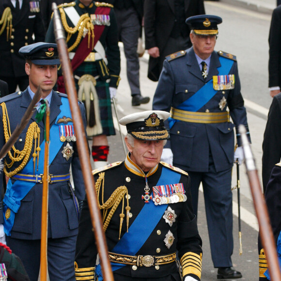 Le roi Charles III, la princesse Anne, le prince Harry, le prince William, prince de Galles - Procession du cercueil de la reine Elizabeth II d'Angleterre de Wesminster Hall où il était exposé au public, jusqu'à l'Abbaye de Westminster. Le cercueil est installé sur l'affût du canon, puis tiré par 142 marins de la Royal Navy à l'aide de cordages, dans la plus pure tradition de la monarchie britannique. Cette tradition remonte aux funérailles d'Etat de la reine Victoria en février 1901. Londres, le 19 septembre 2022. © Peter Byrne / PA via Bestimage