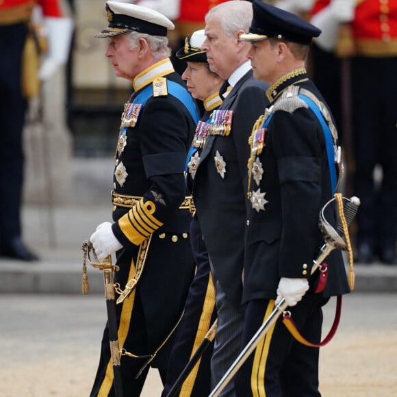 Le roi Charles III d'Angleterre, la princesse Anne, le prince Andrew , duc d'York, le prince Edward, comte de Wessex - Procession du cercueil de la reine Elizabeth II d'Angleterre de Wesminster Hall où il était exposé au public, jusqu'à l'Abbaye de Westminster. Le cercueil est installé sur l'affût du canon, puis tiré par 142 marins de la Royal Navy à l'aide de cordages, dans la plus pure tradition de la monarchie britannique. Cette tradition remonte aux funérailles d'Etat de la reine Victoria en février 1901. Londres, le 19 septembre 2022. © Peter Byrne / PA via Bestimage