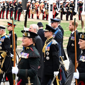 Le roi Charles III d'Angleterre, Le prince Edward, comte de Wessex, Le prince William, prince de Galles, Le prince Andrew, duc d'York, Le prince Harry, duc de Sussex - Procession du cercueil de la reine Elizabeth II d'Angleterre de Wesminster Hall où il était exposé au public, jusqu'à l'Abbaye de Westminster. Le cercueil est installé sur l'affût du canon, puis tiré par 142 marins de la Royal Navy à l'aide de cordages, dans la plus pure tradition de la monarchie britannique. Cette tradition remonte aux funérailles d'Etat de la reine Victoria en février 1901. Londres, le 19 septembre 2022. © Jeff Spicer / PA via Bestimage