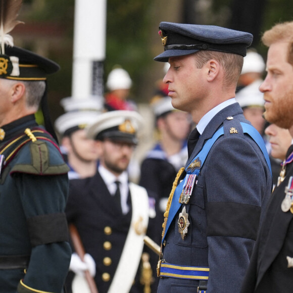 Le prince William, prince de Galles, Le prince Harry, duc de Sussex et Peter Phillips - Procession du cercueil de la reine Elizabeth II d'Angleterre de Wesminster Hall où il était exposé au public, jusqu'à l'Abbaye de Westminster. Le cercueil est installé sur l'affût du canon, puis tiré par 142 marins de la Royal Navy à l'aide de cordages, dans la plus pure tradition de la monarchie britannique. Cette tradition remonte aux funérailles d'Etat de la reine Victoria en février 1901. Londres, le 19 septembre 2022. © Emilio Morenatti / PA via Bestimage