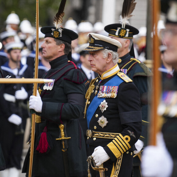 Le roi Charles III d'Angleterre - Procession du cercueil de la reine Elizabeth II d'Angleterre de Wesminster Hall où il était exposé au public, jusqu'à l'Abbaye de Westminster. Le cercueil est installé sur l'affût du canon, puis tiré par 142 marins de la Royal Navy à l'aide de cordages, dans la plus pure tradition de la monarchie britannique. Cette tradition remonte aux funérailles d'Etat de la reine Victoria en février 1901. Londres, le 19 septembre 2022. © Emilio Morenatti / PA via Bestimage