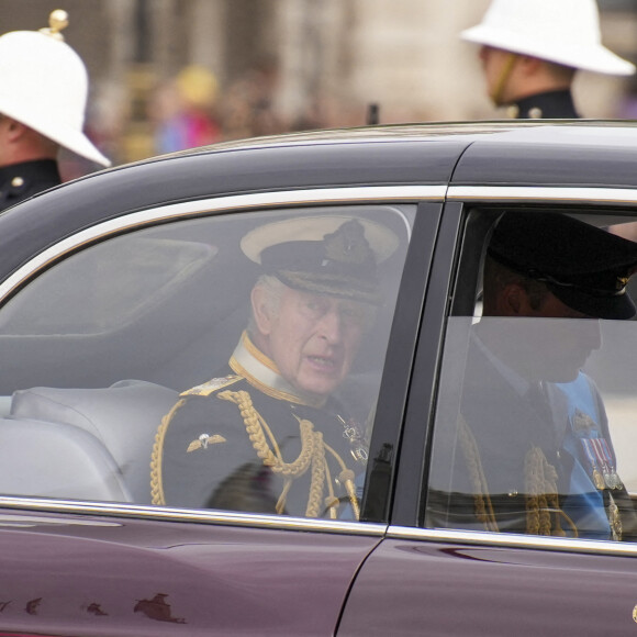 Le roi Charles III d'Angleterre et Le prince William, prince de Galles - Procession du cercueil de la reine Elizabeth II d'Angleterre de Wesminster Hall où il était exposé au public, jusqu'à l'Abbaye de Westminster. Le cercueil est installé sur l'affût du canon, puis tiré par 142 marins de la Royal Navy à l'aide de cordages, dans la plus pure tradition de la monarchie britannique. Cette tradition remonte aux funérailles d'Etat de la reine Victoria en février 1901. Londres, le 19 septembre 2022. © Emilio Morenatti / PA via Bestimage