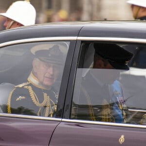 Le roi Charles III d'Angleterre et Le prince William, prince de Galles - Procession du cercueil de la reine Elizabeth II d'Angleterre de Wesminster Hall où il était exposé au public, jusqu'à l'Abbaye de Westminster. Le cercueil est installé sur l'affût du canon, puis tiré par 142 marins de la Royal Navy à l'aide de cordages, dans la plus pure tradition de la monarchie britannique. Cette tradition remonte aux funérailles d'Etat de la reine Victoria en février 1901. Londres, le 19 septembre 2022. © Emilio Morenatti / PA via Bestimage