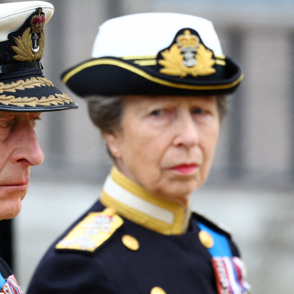 Le roi Charles III d'Angleterre et La princesse Anne - Arrivées au service funéraire à l'Abbaye de Westminster pour les funérailles d'Etat de la reine Elizabeth II d'Angleterre le 19 septembre 2022. © Hannah McKay / PA via Bestimage