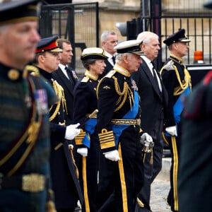 Le roi Charles III d'Angleterre, la princesse Anne, le prince Andrew, duc d'York, le prince Edward, comte de Wessex - Arrivées au service funéraire à l'Abbaye de Westminster pour les funérailles d'Etat de la reine Elizabeth II d'Angleterre le 19 septembre 2022. © Yui Mok / PA via Bestimage