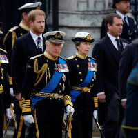 Le roi Charles III et Camilla ébranlés : larmes au yeux et émotion forte aux funérailles de la reine