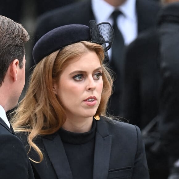 La princesse Beatrice d'York et son mari Edoardo Mapelli Mozzi - Arrivées au service funéraire à l'Abbaye de Westminster pour les funérailles d'Etat de la reine Elizabeth II d'Angleterre. Le sermon est délivré par l'archevêque de Canterbury Justin Welby (chef spirituel de l'Eglise anglicane) au côté du doyen de Westminster David Hoyle. Londres, le 19 septembre 2022.