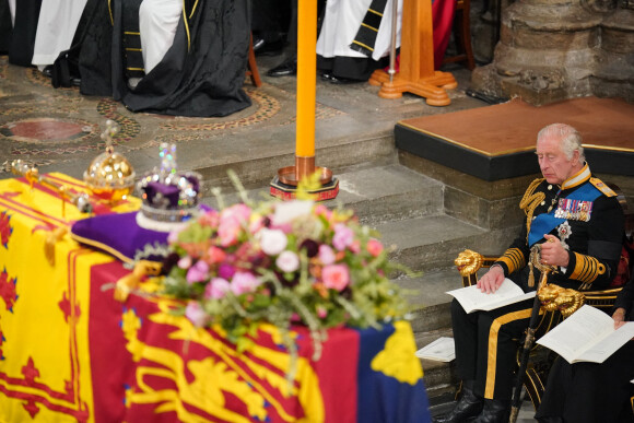 Le roi Charles III d'Angleterre - Service funéraire à l'Abbaye de Westminster pour les funérailles d'Etat de la reine Elizabeth II d'Angleterre. Le sermon est délivré par l'archevêque de Canterbury Justin Welby (chef spirituel de l'Eglise anglicane) au côté du doyen de Westminster David Hoyle. Londres, le 19 septembre 2022. © Dominic Lipisnki / Bestimage