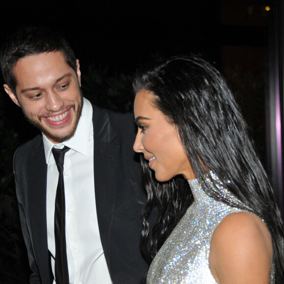 Kim Kardashian et son compagnon Pete Davidson à la sortie du dîner annuel des "Associations de Correspondants de la Maison Blanche" à l'hôtel Hilton à Washington DC, le 30 avril 2022. 
