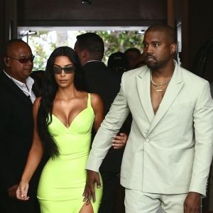 Kim Kardashian et son mari Kanye West arrivent à un mariage privé qui a lieu dans la maison de Versace à Miami.