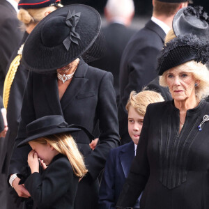 La princesse Charlotte, Kate Catherine Middleton, princesse de Galles, la reine consort Camilla Parker Bowles - Arrivées au service funéraire à l'Abbaye de Westminster pour les funérailles d'Etat de la reine Elizabeth II d'Angleterre le 19 septembre 2022. 