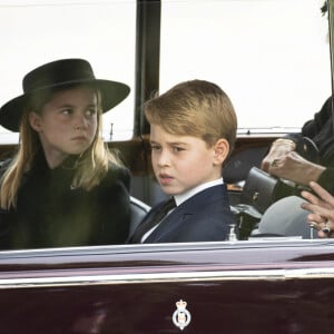 La princesse Charlotte de Galles et le prince George de Galles, Camilla Parker Bowles, reine consort d'Angleterre et Catherine (Kate) Middleton, princesse de Galles - Sorties du service funéraire à l'Abbaye de Westminster pour les funérailles d'Etat de la reine Elizabeth II d'Angleterre, à Londres, Royaume Uni, le 19 septembre 2022/. © Photoshot/Panoramic/Bestimage 