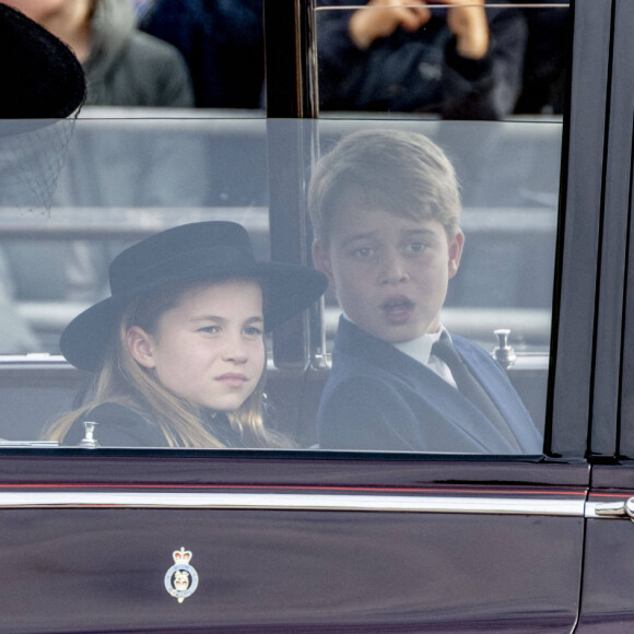 Camilla Parker Bowles, reine consort d'Angleterre, Catherine (Kate) Middleton, princesse de Galles, la princesse Charlotte de Galles et le prince George de Galles - Procession du cercueil de la reine Elizabeth II d'Angleterre de l'Abbaye de Westminster à Wellington Arch à Hyde Park Corner, près du palais de Buckingham, au son de Big Ben et de coups de canon. Dans le cadre des funérailles d'Etat, le cercueil sera ensuite transféré dans le corbillard royal pour prendre la direction du château de Windsor, à Londres, Royaume Uni, le 19 septembre 2022. 