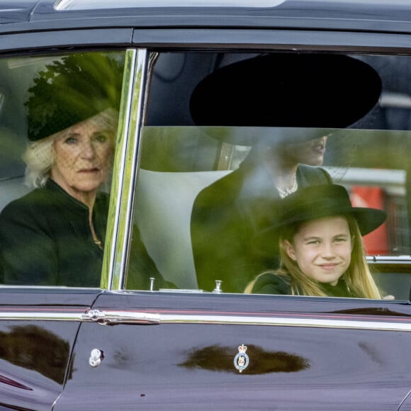 Camilla Parker Bowles, reine consort d'Angleterre, Catherine (Kate) Middleton, princesse de Galles, la princesse Charlotte de Galles et le prince George de Galles - Procession du cercueil de la reine Elizabeth II d'Angleterre de l'Abbaye de Westminster à Wellington Arch à Hyde Park Corner, près du palais de Buckingham, au son de Big Ben et de coups de canon. Dans le cadre des funérailles d'Etat, le cercueil sera ensuite transféré dans le corbillard royal pour prendre la direction du château de Windsor, à Londres, Royaume Uni, le 19 septembre 2022. 