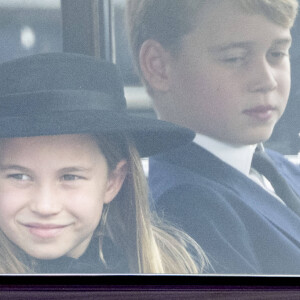 La princesse Charlotte de Galles et le prince George de Galles - Procession du cercueil de la reine Elizabeth II d'Angleterre de l'Abbaye de Westminster à Wellington Arch à Hyde Park Corner, près du palais de Buckingham, au son de Big Ben et de coups de canon. Dans le cadre des funérailles d'Etat, le cercueil sera ensuite transféré dans le corbillard royal pour prendre la direction du château de Windsor. Londres, le 19 septembre 2022. 