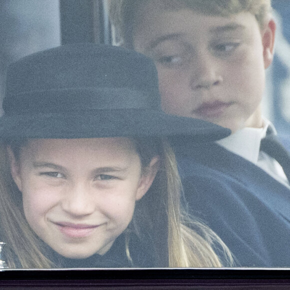 La princesse Charlotte de Galles et le prince George de Galles - Procession du cercueil de la reine Elizabeth II d'Angleterre de l'Abbaye de Westminster à Wellington Arch à Hyde Park Corner, près du palais de Buckingham, au son de Big Ben et de coups de canon. Dans le cadre des funérailles d'Etat, le cercueil sera ensuite transféré dans le corbillard royal pour prendre la direction du château de Windsor. Londres, le 19 septembre 2022. 