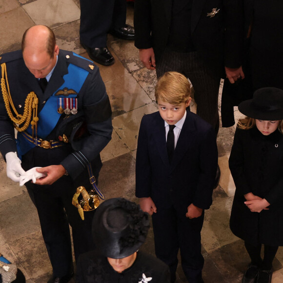 Le prince William, prince de Galles, Le prince George de Galles, La princesse Charlotte de Galles,, Catherine (Kate) Middleton, princesse de Galles - Service funéraire à l'Abbaye de Westminster pour les funérailles d'Etat de la reine Elizabeth II d'Angleterre, à Londres, Royaume Uni, le 19 septembre 2022 © Ian Vogler/Mirroppix/Bestimage 