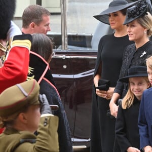 Meghan Markle, duchesse de Sussex, la comtesse Sophie de Wessex, Le prince George de Galles, La princesse Charlotte de Galles et Catherine (Kate) Middleton, princesse de Galles- Arrivées au service funéraire à l'Abbaye de Westminster pour les funérailles d'Etat de la reine Elizabeth II d'Angleterre le 19 septembre 2022. © Geoff Pugh / PA via Bestimage 