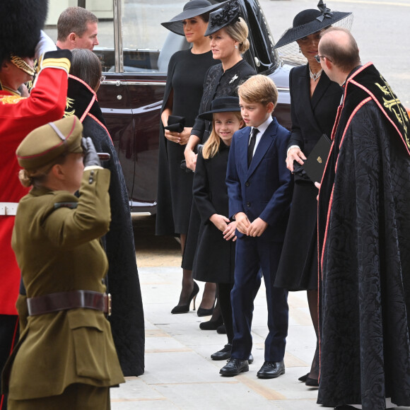 Meghan Markle, duchesse de Sussex, la comtesse Sophie de Wessex, Le prince George de Galles, La princesse Charlotte de Galles et Catherine (Kate) Middleton, princesse de Galles- Arrivées au service funéraire à l'Abbaye de Westminster pour les funérailles d'Etat de la reine Elizabeth II d'Angleterre le 19 septembre 2022. © Geoff Pugh / PA via Bestimage 