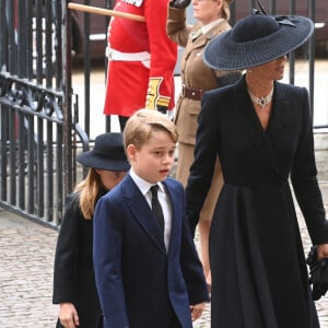 Catherine (Kate) Middleton, princesse de Galles, Le prince George de Galles, La princesse Charlotte de Galles - Arrivées au service funéraire à l'Abbaye de Westminster pour les funérailles d'Etat de la reine Elizabeth II d'Angleterre le 19 septembre 2022. © Geoff Pugh / PA via Bestimage 