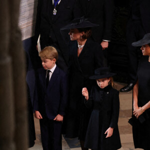 Catherine (Kate) Middleton, princesse de Galles, Le prince George de Galles, La princesse Charlotte de Galles, Meghan Markle, duchesse de Sussex - Service funéraire à l'Abbaye de Westminster pour les funérailles d'Etat de la reine Elizabeth II d'Angleterre. Le sermon est délivré par l'archevêque de Canterbury Justin Welby (chef spirituel de l'Eglise anglicane) au côté du doyen de Westminster David Hoyle. Londres, le 19 septembre 2022. © Phil Noble / PA via Bestimage  Prince George, Princess Charlotte, the Princess of Wales, and the Duchess of Sussex during the State Funeral of Queen Elizabeth II, held at Westminster Abbey, London. Picture date: Monday September 19, 2022.