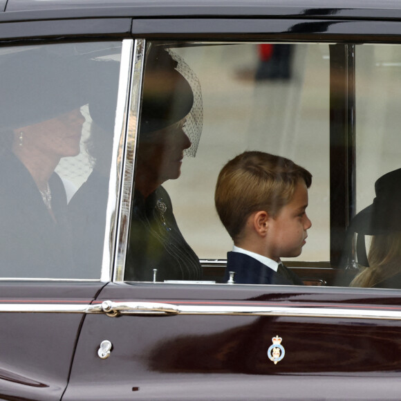 Catherine (Kate) Middleton, princesse de Galles, Camilla Parker Bowles, reine consort d'Angleterre, Le prince George de Galles et Le prince George de Galles - Arrivées au service funéraire à l'Abbaye de Westminster pour les funérailles d'Etat de la reine Elizabeth II d'Angleterre le 19 septembre 2022. © Hannah McKay / PA via Bestimage  (L-R) The Princess of Wales, the Queen Consort, Prince George and Princess Charlotte arrive at the State Funeral of Queen Elizabeth II, held at Westminster Abbey, London. Picture date: Monday September 19, 2022.