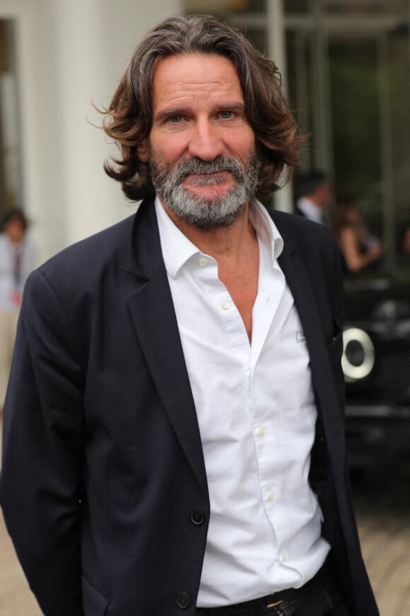 Frederic Beigbeder à la sortie de l'hôtel "Martinez" lors du 75ème Festival International du Film de Cannes, le 22 mai 2022.
