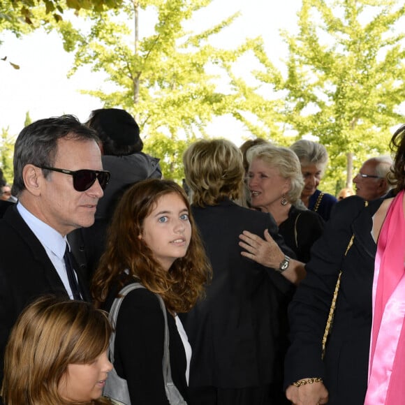 Francis Huster, Cristiana Reali et leurs filles Elisa et Toscane et Nathalie Huth fille de Pierre Huth- Obseques du Docteur Pierre Huth au cimetiere de Nogent sur Marne Le 30 Aout 2013