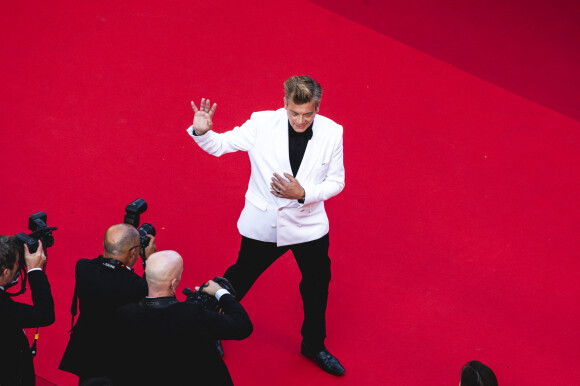 Benjamin Biolay (membre du jury Un Certain Regard) - Montée des marches du film "Coupez !" pour la cérémonie d'ouverture du 75ème Festival International du Film de Cannes. Le 17 mai 2022 © Pool / Bestimage 