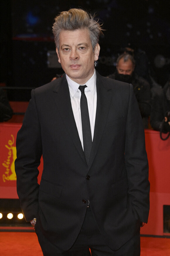 Benjamin Biolay (habillé par la maison Celine) sur le Red Carpet pour la première du film "La Ligne" lors du 72ème festival international du film de Berlin le 11 février 2022. 