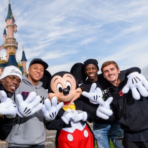 Les joueurs de l'équipe de France Paul Pogba, Kylian Mbappé, Ousmane Dembélé et Antoine Griezmann à Disneyland Paris, à Coupvray, France, le 12 octobre 2018.