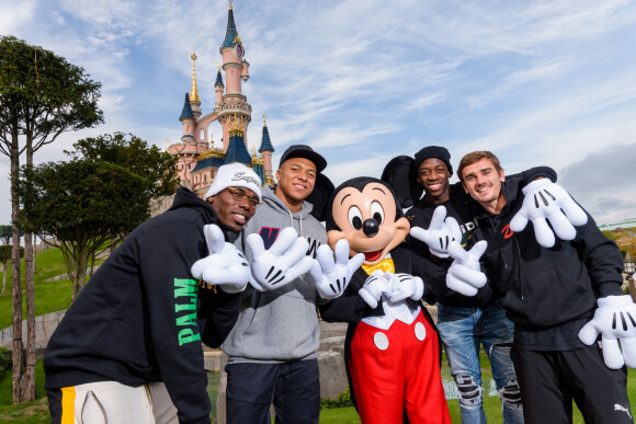 Les joueurs de l'équipe de France Paul Pogba, Kylian Mbappé, Ousmane Dembélé et Antoine Griezmann à Disneyland Paris, à Coupvray, France, le 12 octobre 2018.