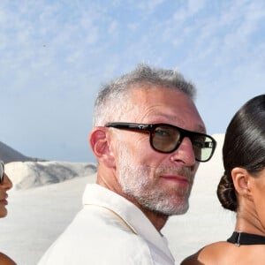 Vincent Cassel et sa femme Tina Kunakey durant le défilé "Le Papier" la collection automne hiver 2022-2023 de Simon Porte Jacquemus aux Salin de Giraud à Arles, le 27 juin 2022.© Bruno Bebert/Bestimage 