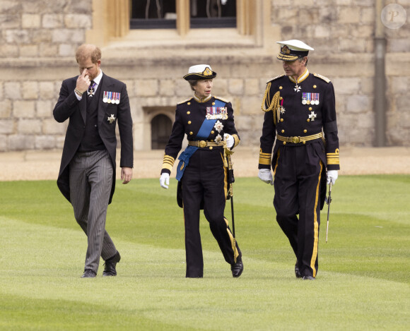 Le prince Harry, duc de Sussex, La princesse Anne,Timothy Laurence (Tim) - Procession pédestre des membres de la famille royale depuis la grande cour du château de Windsor (le Quadrangle) jusqu'à la Chapelle Saint-Georges, où se tiendra la cérémonie funèbre des funérailles d'Etat de reine Elizabeth II d'Angleterre. Windsor, le 19 septembre 2022 